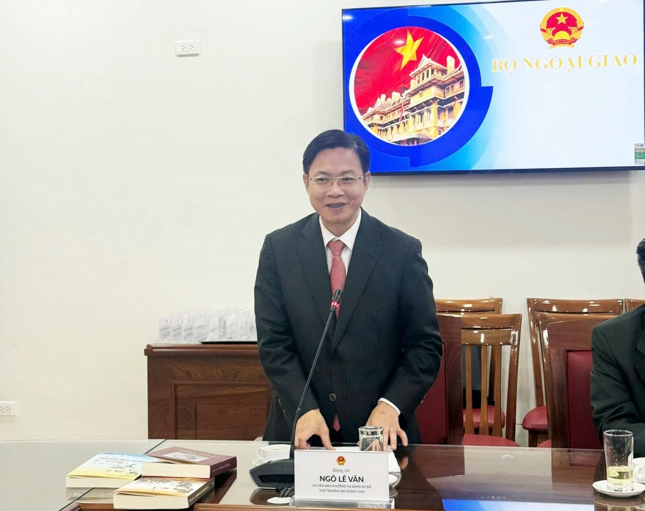 Thứ trưởng Ngoại giao Ngô Lê Văn phát biểu tại buổi lễ tiếp nhận sách. 