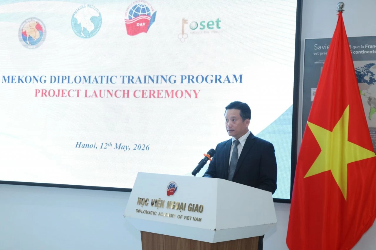 TS. Nguyễn Hùng Sơn, Giám đốc Học viện Ngoại giao phát biểu khai mạc. (Ảnh: Thành Long)