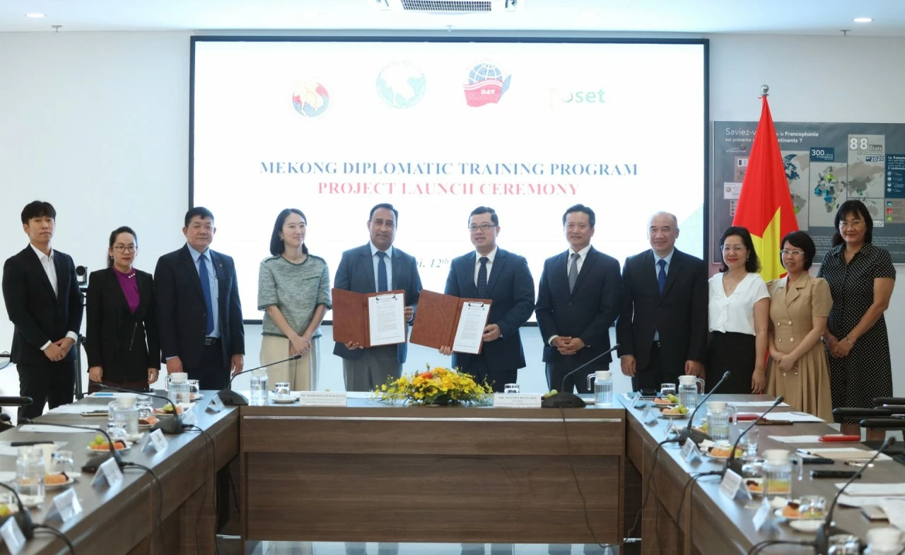 ông Ngô Quang Anh, Trưởng Ban Đào tạo, Bồi dưỡng cán bộ đối ngoại, Học viện Ngoại giao và ông Madhurjya Kumar Dutta trao đổi Văn kiện hợp tác ký kết giữa Học viện Ngoại giao và Viện Mê Công. (Ảnh: Thành Long)