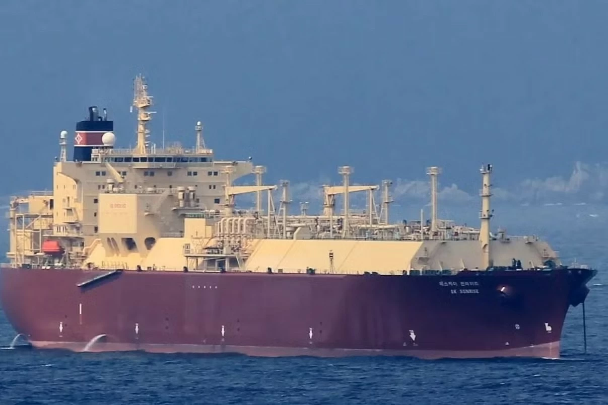 Tàu chở LNG Kunpeng hiện neo gần vùng biển Singapore sau khi Ấn Độ từ chối tiếp nhận lô khí đốt Nga nằm trong diện bị Mỹ trừng phạt. (Nguồn: Tradewinds)