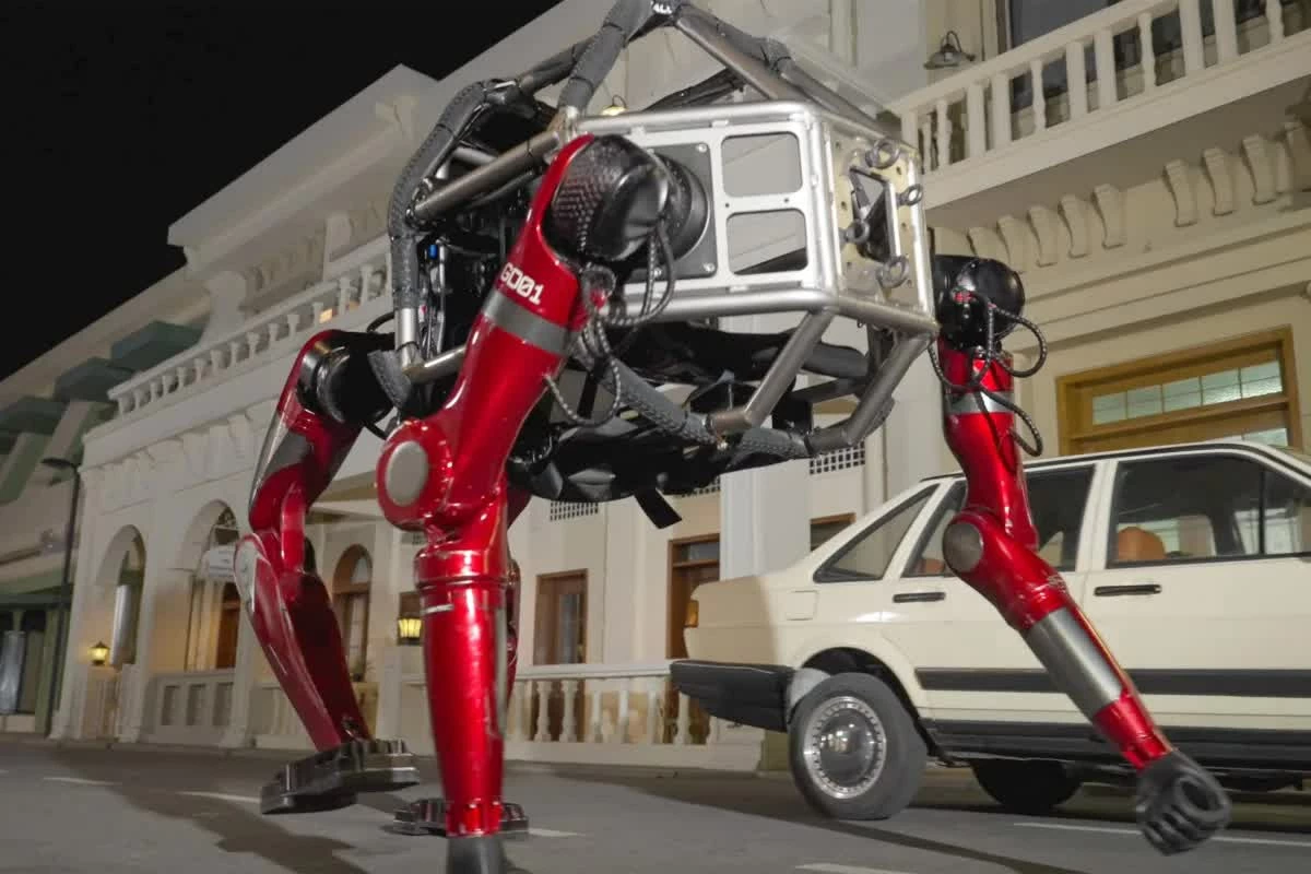 Robot biến hình như phim viễn tưởng của Trung Quốc gây sốt mạng xã hội