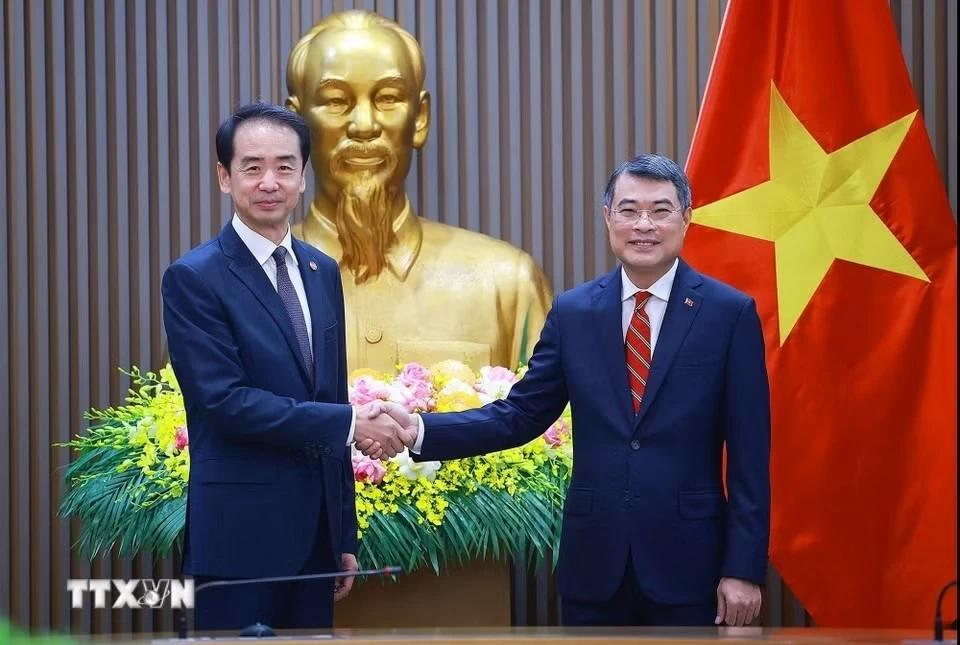 Thủ tướng Chính phủ Lê Minh Hưng và đồng chí Hà Vĩ, Đại sứ đặc mệnh toàn quyền nước Cộng hòa nhân dân Trung Hoa tại Việt Nam. (Nguồn: TTXVN)