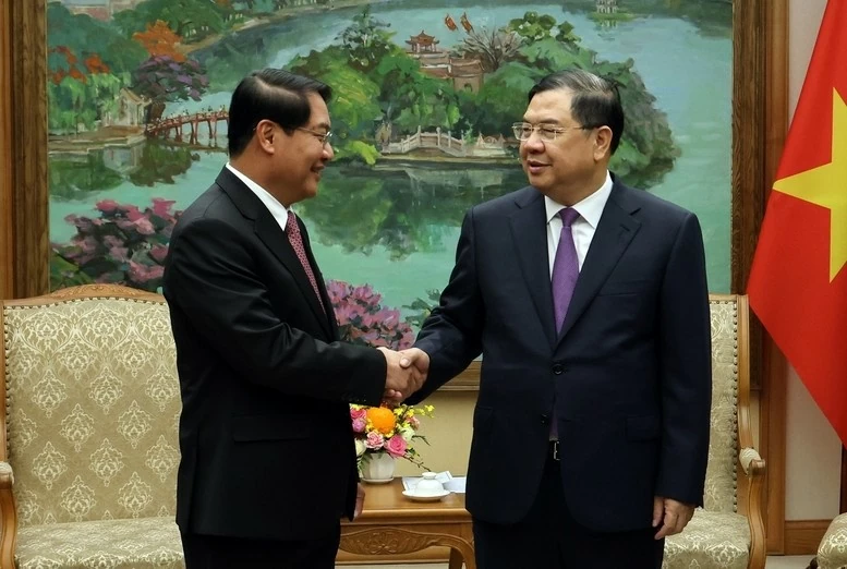 Phó Thủ tướng Thường trực Chính phủ Phạm Gia Túc tiếp ông Athsaphangthong Siphandone, Bí thư Thành ủy kiêm Chủ tịch HĐND Thủ đô Vientiane, trong chuyến thăm và làm việc tại Việt Nam. (Nguồn: VGP)