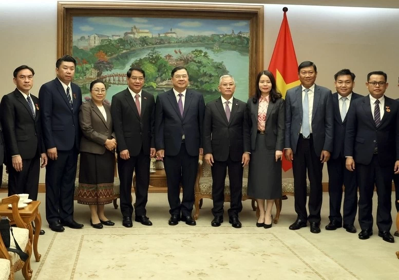 Phó Thủ tướng Thường trực Chính phủ Phạm Gia Túc cùng Bí thư Thành ủy, Chủ tịch HĐND Thủ đô Vientiane Athsaphangthong Siphandone và các đại biểu tham dự buổi tiếp. (Nguồn: VGP)