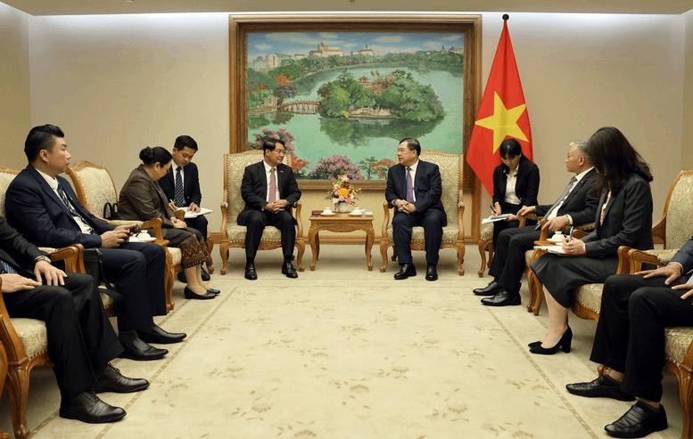 Phó Thủ tướng Thường trực Chính phủ Phạm Gia Túc đánh giá cao những thành tựu nổi bật mà Đảng bộ, chính quyền cùng nhân dân thủ đô Vientiane đạt được trong thời gian qua. (Nguồn: VGP)