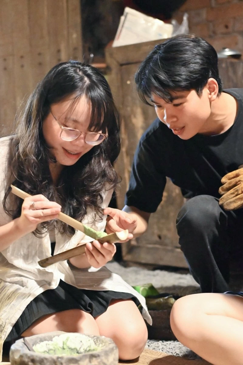 Nhóm bạn trẻ tham gia hoạt động nấu ăn cộng đồng Umoya bên bếp lò nồi gang.