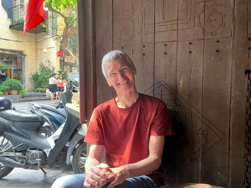 (Ảnh 6: Michele – vị khách quốc tế đã gắn bó với không gian TôTô Cafe.)