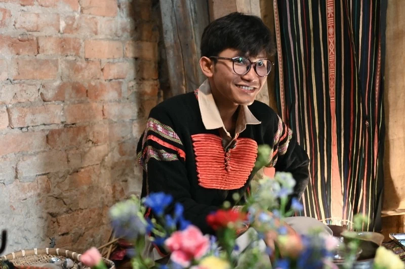 (Ảnh 1: Anh Y Tô Tô Kbuôr, chủ quán TôTô Cafe.)