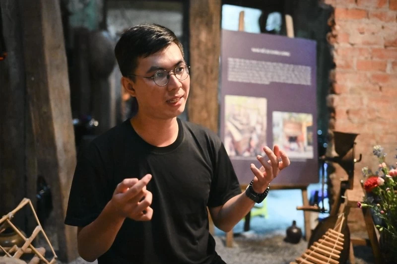 (Ảnh 7: Anh Hoàng chia sẻ trải nghiệm tại không gian văn hóa TôTô Cafe.)
