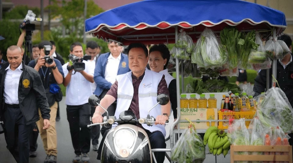 Thủ tướng Thái Lan Anutin Charnvirakul lái xe bán hàng lưu động ba bánh trong lễ phát động chiến dịch “Người Thái giúp đỡ người Thái” tại Bangkok ngày 12/5. (Nguồn: Thai PBS)