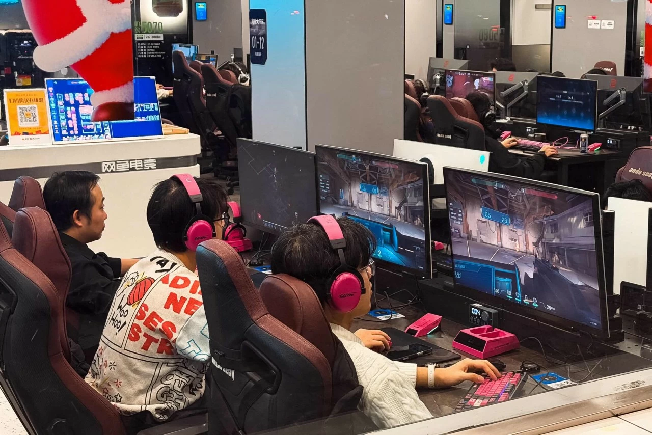 Người dùng chơi game tại quán Internet Wangyu ở Thượng Hải, Trung Quốc, năm 2025. (Nguồn: VCG)