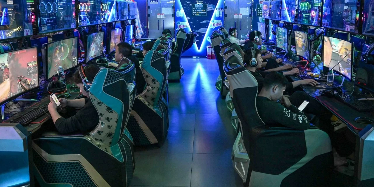 Người dùng chơi game tại một quán Internet, hay quán net, ở Bắc Kinh, Trung Quốc, năm 2024. (Nguồn: Jade Gao/AFP qua VCG)