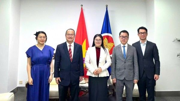 Consul General in Kunming Nghiem Viet Chung meets Sunwah Group Chairman Jonathan Choi