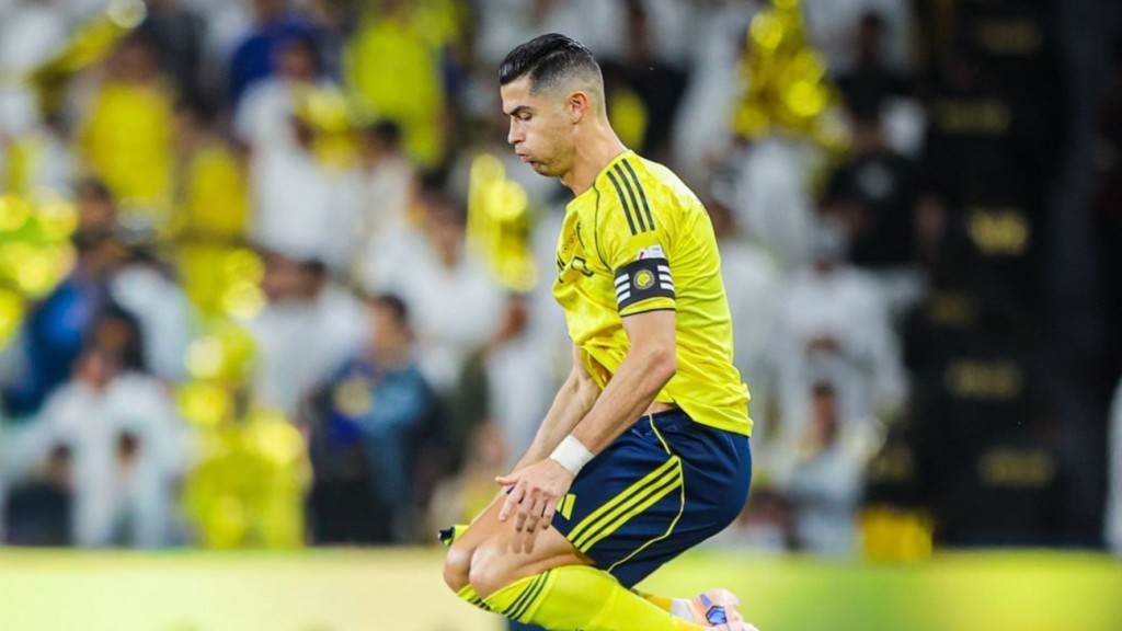 Lỡ cơ hội lên ngôi vô địch sớm, Ronaldo cười chua chát