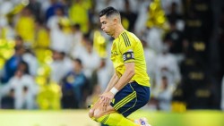 Lỡ cơ hội lên ngôi vô địch sớm, Ronaldo cười chua chát