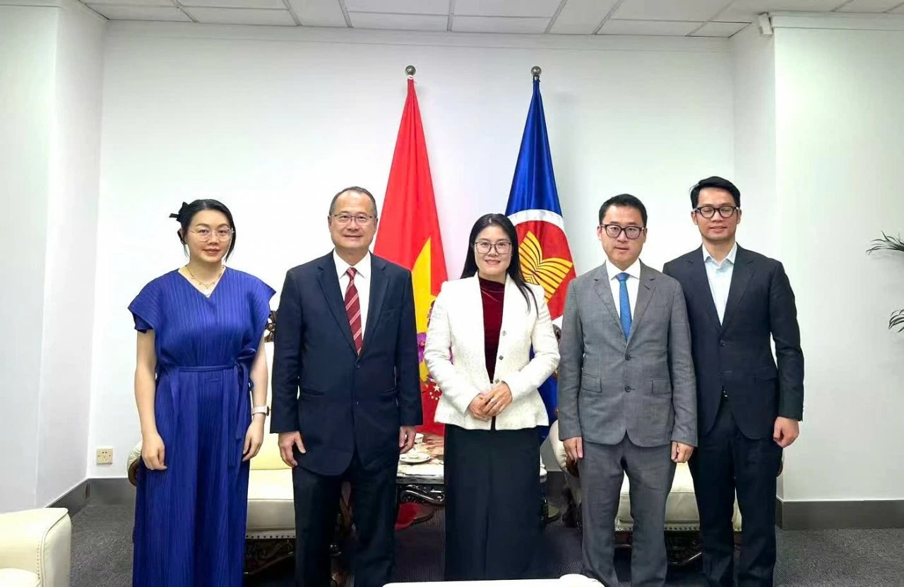 Tổng lãnh sự Việt Nam tại Côn Minh Nghiêm Việt Chung tiếp Chủ tịch Tập đoàn Sunwah Jonathan Choi