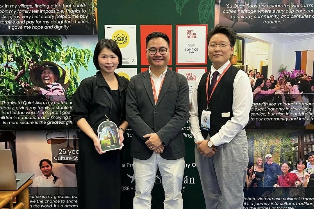 Anh Trần Văn Quang (ở giữa), nhà sáng lập và Bùi Nguyễn Tú Anh (bên phải), Giám đốc vận hành Rose Kitchen Cooking Class. (Nguồn: Rose Kitchen Hanoi)
