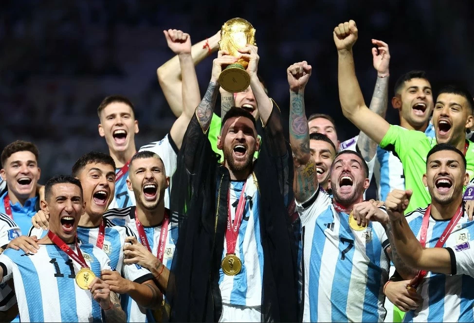 Lionel Messi cùng đồng đội nâng cao cúp vàng World Cup sau chiến thắng nghẹt thở trước tuyển Pháp ở chung kết năm 2022. Với cú đúp trong trận đấu lịch sử, Messi hoàn tất bộ sưu tập danh hiệu và khép lại cuộc tranh luận về vị thế của một huyền thoại bóng đ