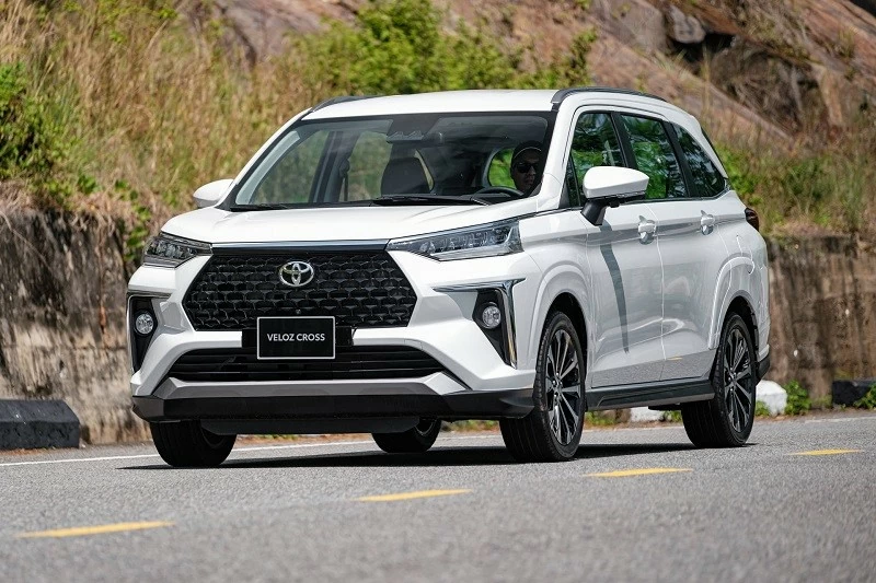 Top 10 xe ô tô động cơ đốt trong bán chạy nhất tháng 4/2026: Toyota Veloz Cross bức tốc mạnh mẽ.