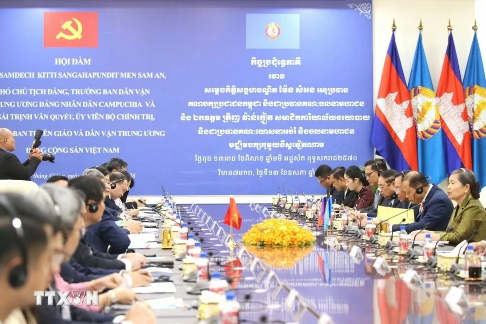 Trưởng Ban Tuyên giáo và Dân vận Trung ương Trịnh Văn Quyết thăm và làm việc tại Campuchia