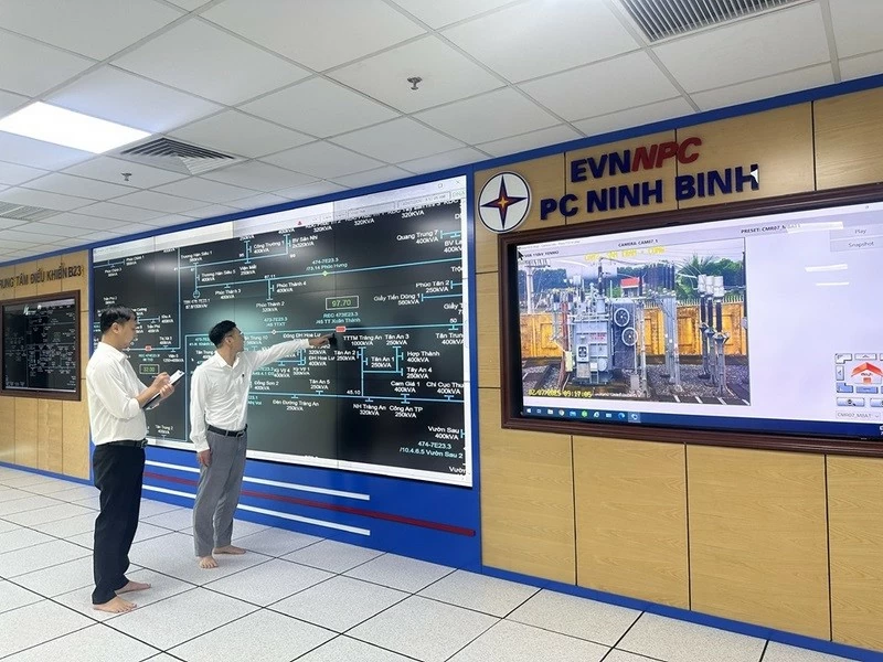 Điều hành lưới điện tại Trung tâm Điều khiển xa - Công ty Điện lực Ninh Bình. (Nguồn: EVN)