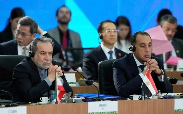 Ngoại trưởng Iran Abbas Araghchi (trái) và Thủ tướng Ai Cập Mostafa Madbouly tham dự Hội nghị thượng đỉnh BRICS lần thứ 17 tại Rio de Janeiro, Brazil ngày 6/7/2025. (Nguồn: The Times of Israel) Ngoại trưởng Iran Abbas Araghchi (trái) và Thủ tướng Ai Cập Mostafa Madbouly tham dự Hội nghị thượng đỉnh BRICS lần thứ 17 tại Rio de Janeiro, Brazil ngày 6/7/2025. (Nguồn: The Times of Israel)