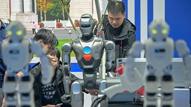Sa thải nhân viên để thay bằng AI, một công ty Trung Quốc bị tòa buộc bồi thường