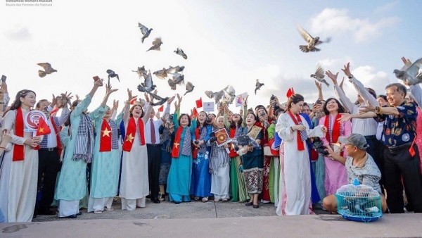 Triển lãm 'Sen trong đá' tôn vinh khí phách và vẻ đẹp người phụ nữ Việt Nam