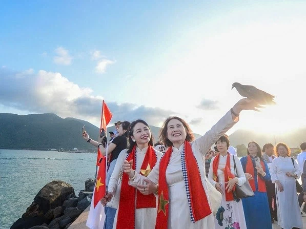 Triển lãm 'Sen trong đá' tôn vinh khí phách và vẻ đẹp người phụ nữ Việt Nam