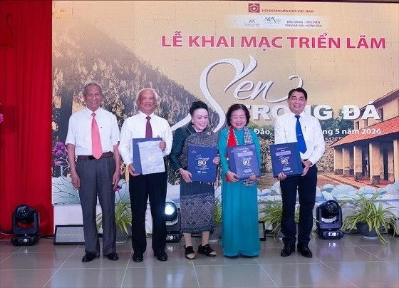 Triển lãm 'Sen trong đá' tôn vinh khí phách và vẻ đẹp người phụ nữ Việt Nam