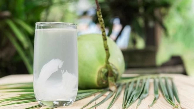 Uống nước dừa đúng cách: Bổ sung điện giải, không lo tăng cân