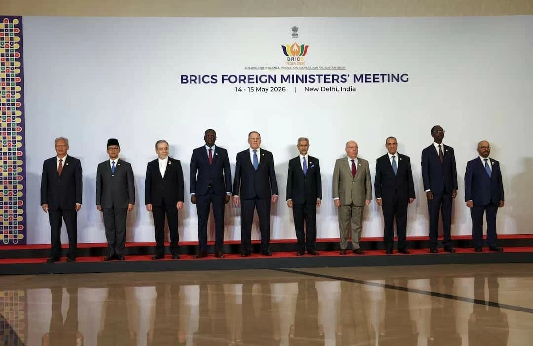Ngoại trưởng và trưởng đoàn các nước BRICS chụp ảnh chung tại hội nghị ngoại trưởng BRICS ở Bharat Mandapam, New Delhi (Ấn Độ), ngày 14/5. (Nguồn: CNBC Africa)