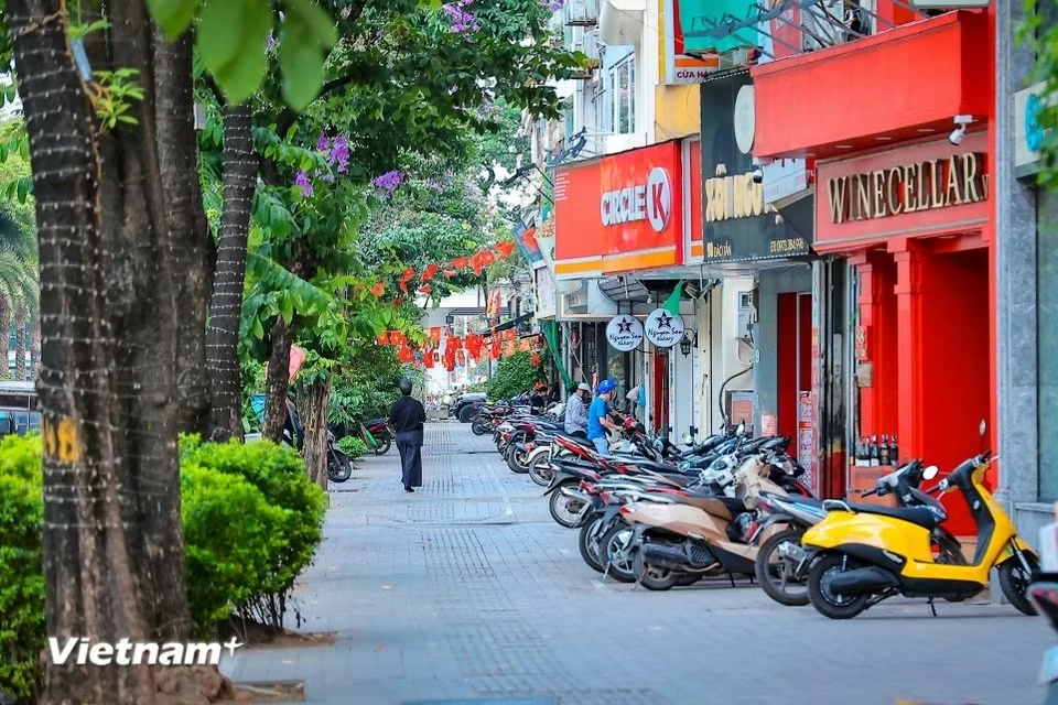  Thời gian gần đây, hình ảnh những chiếc xe máy được xếp thành hàng thẳng tắp, sát mép tường, dành lại khoảng không gian rộng rãi cho người đi bộ đã không còn là điều hiếm gặp trên nhiều tuyến phố ở Hà Nội. (Nguồn: Vietnam+)