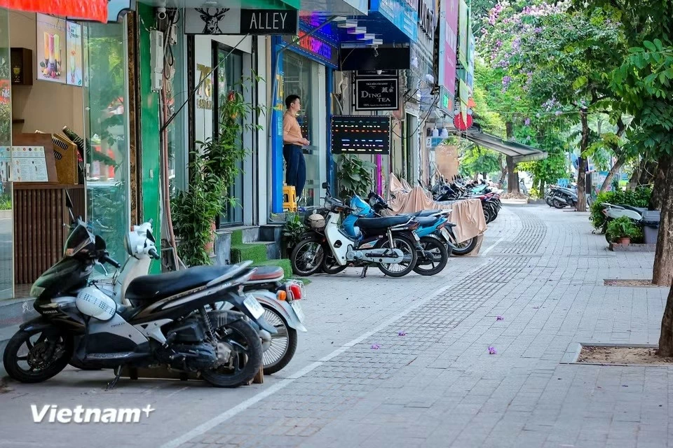 Tình trạng bàn ghế kinh doanh, biển quảng cáo tràn ra lối đi chung đã giảm đáng kể. (Nguồn: Vietnam+)