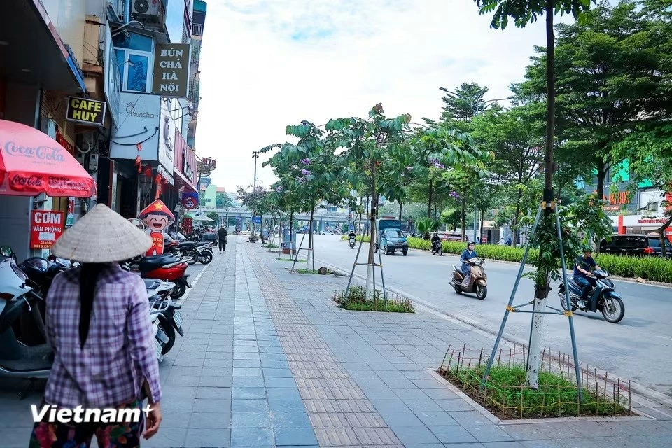Không còn cảnh người đi bộ phải xuống lòng đường đối mặt với dòng xe cộ đông đúc, thay vào đó là cảm giác thảnh thơi khi được dạo bước trên những lớp đá lát phẳng phiu, sạch bóng. (Nguồn: Vietnam+)
