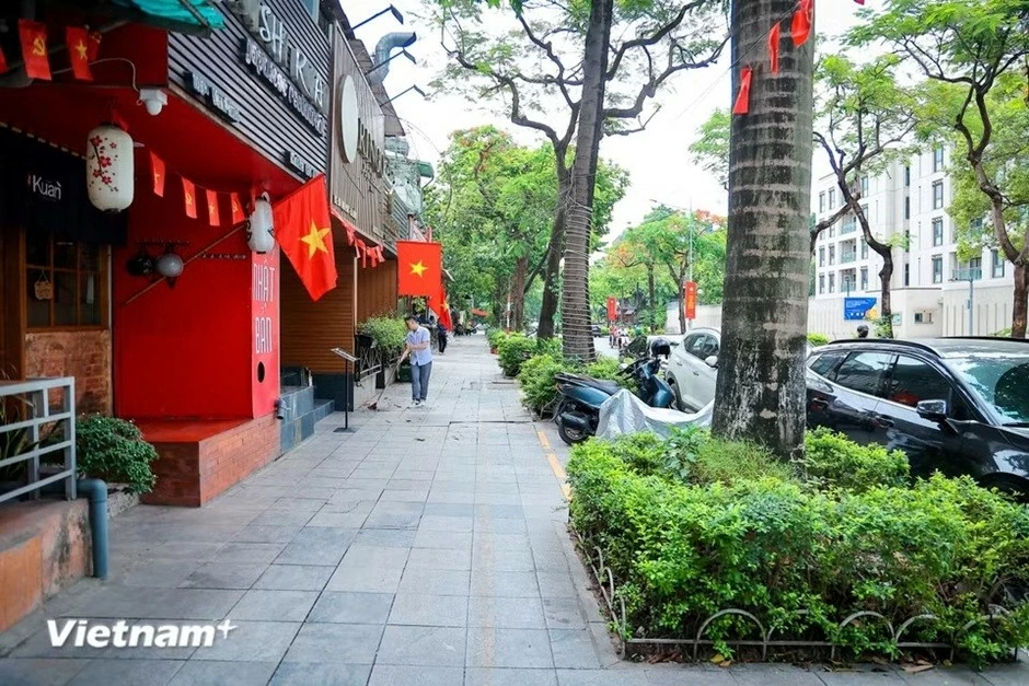Ngắm vỉa hè Hà Nội sạch đẹp, ngăn nắp