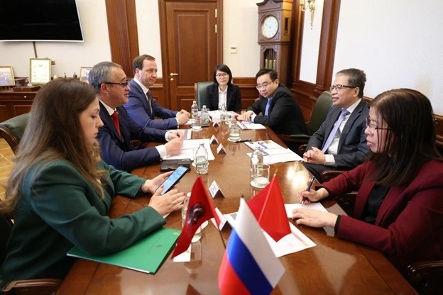 Đại sứ Đặng Minh Khôi gặp làm việc với Chủ tịch Duma thành phố Moscow, Nga