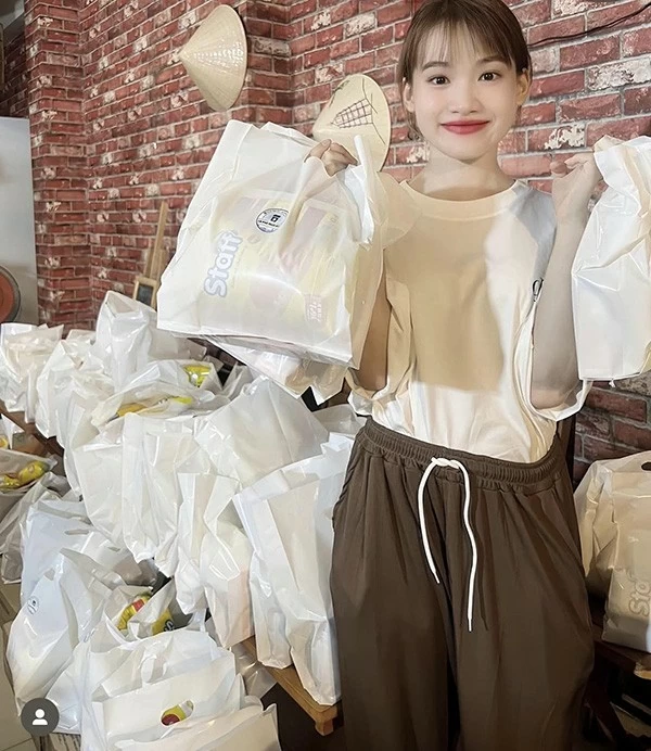 Nữ KOL lan tỏa giá trị tích cực thông qua các hoạt động cộng đồng bằng doanh thu từ bán coffee. (Ảnh: NVCC)