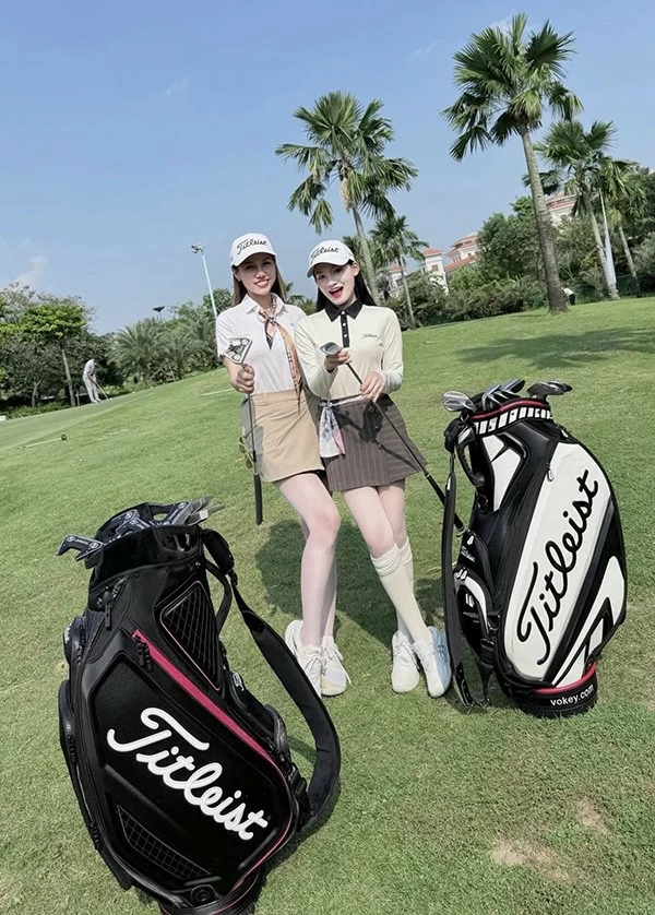 Tiểu Lam chụp hình cùng CEO Matrix Golf in Launch Event của TITLEIST. (Ảnh: NVCC)
