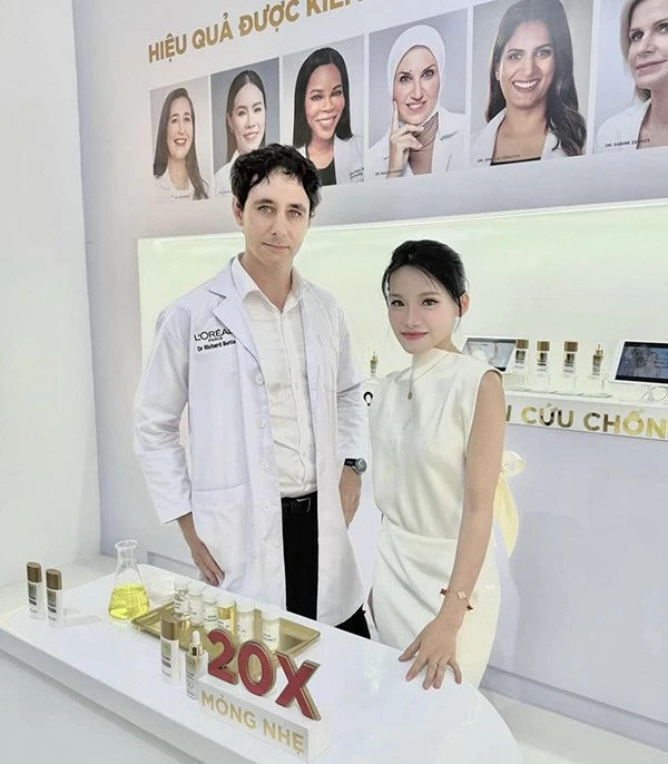 Tiểu Lam làm việc cùng chuyên gia L'Oréal Paris tại sự kiện giới thiệu sản phẩm mới. (Ảnh: NVCC)