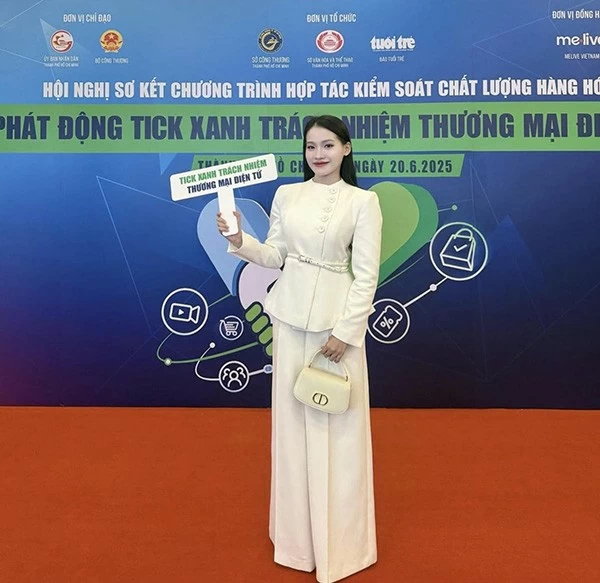 Tiểu Lam tham dự hội nghị cấp cao về kiểm soát chất lượng thương mại điện tử. (Ảnh: NVCC)