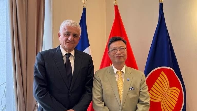 Đại sứ Việt Nam tại Pháp làm việc với Chủ tịch Vùng Normandie, Pháp