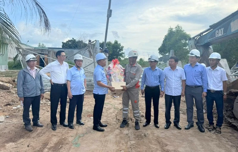 Lãnh đạo Bộ Công thương thăm hỏi, tặng quà động viên các lực lượng thi công đường dây 110kV Phú Quốc - Nam Phú Quốc. (Nguồn: Báo Công thương)