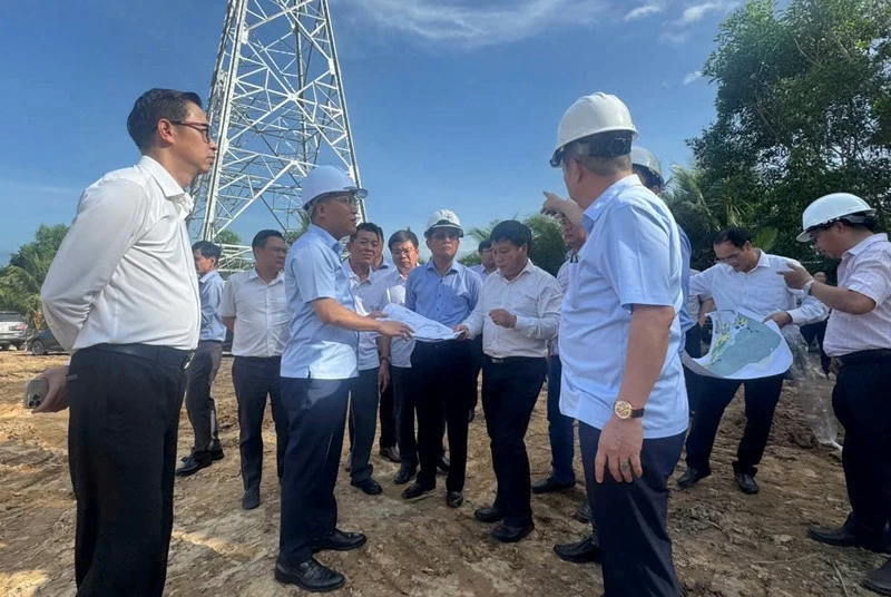 Thứ trưởng Bộ Công Thương Nguyễn Hoàng Long, kiểm tra và nghe các đơn vị báo cáo tiến độ thi công dự án Trạm biến áp 220kV Phú Quốc. (Nguồn: Báo Công thương)
