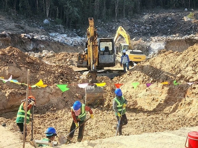 Công nhân đang khẩn trương thi công dự án Trạm biếp áp 22KV Phú Quốc dưới trời nắng gắt. (Nguồn: VGP)