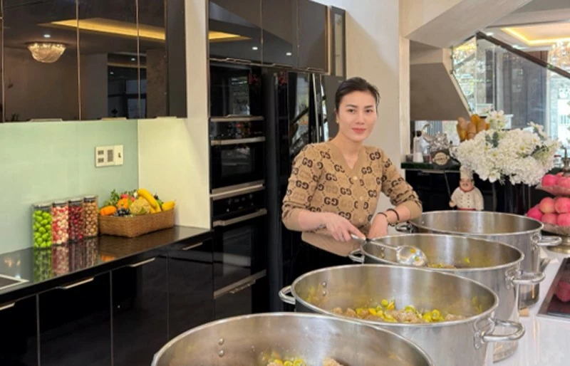 Với chị Hiền, mỗi món ăn đều mang 1 câu chuyện riêng, và người nấu cần mang sự tự tế, tận tâm để truyền tải được câu chuyện đó Với chị Hiền, mỗi món ăn đều mang 1 câu chuyện riêng, và người nấu cần mang sự tự tế, tận tâm để truyền tải được câu chuyện đó