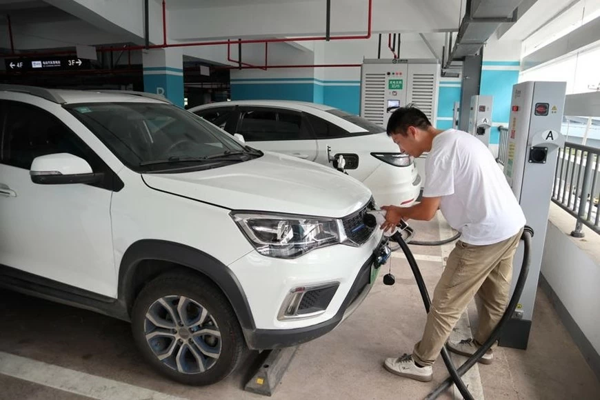Sạc ô tô tại trạm sạc NEV ở TP Hợp Phì, tỉnh An Huy, Trung Quốc. (Nguồn: Tân Hoa xã)