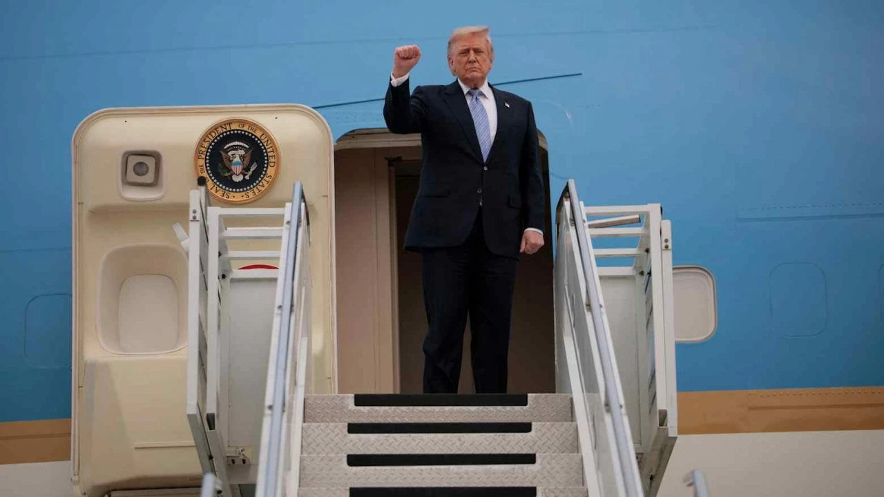 Tổng thống Mỹ Donald Trump vẫy tay trước khi lên chuyên cơ Air Force One rời sân bay quốc tế Bắc Kinh ngày 15/5, khép lại chuyến thăm Trung Quốc kéo dài hai ngày. (Nguồn: Nikkei Asia)