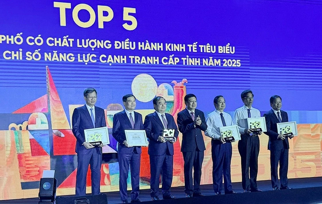 Phó Chủ tịch UBND tỉnh Phú Thọ Phan Trọng Tấn nhận Kỷ niệm chương và Giấy chứng nhận giải thưởng.