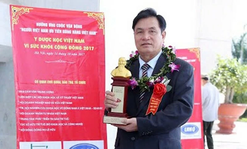 Lương y - Tiến sĩ danh dự Nguyễn Bá Nho với nhiều đóng góp trong lĩnh vực chăm sóc sức khỏe bằng Đông y.
